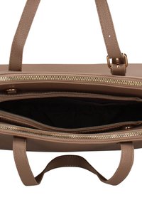 Bruine leren handtas met twee bovenste handgrepen, gouden ritsen en een open hoofdvak met een donkere binnenvoering.