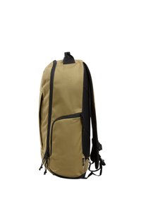 Mochila color caqui con tejido texturizado, detalles negros, un bolsillo lateral, correas ajustables y un asa superior para transportar.