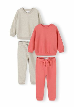 Dwa komplety dresów dziecięcych, jeden beżowy, drugi koralowy, każdy składający się z bluzy z długim rękawem i okrągłym dekoltem oraz spodni z elastyczną talią.