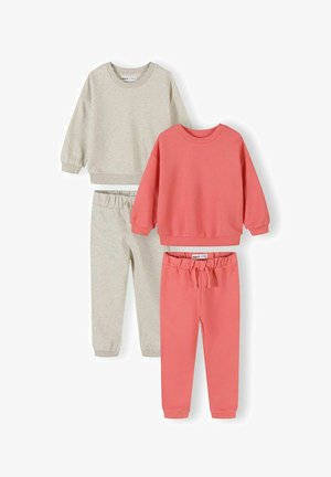 Deux ensembles de survêtement pour enfants, l'un beige et l'autre corail, chacun comprenant un sweat-shirt à col rond à manches longues et un pantalon à taille élastique.