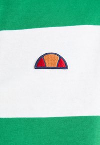 Baumwoll-Polohemd mit grünen und weißen horizontalen Streifen. Auffälliges gesticktes Logo in Orange, Rot und Marineblau ist zentriert auf der Brust.