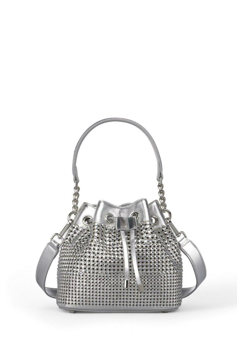 Srebrna torba na ramię z teksturowanej powierzchni, z metalowymi ćwiekami, podwójnymi uchwytami u góry i zaciąganym zapięciem.