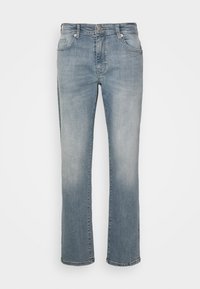 Jeans de denim azul claro con un diseño de pierna recta, un sutil desgaste, cinco bolsillos y un cierre de botón metálico en la cintura.