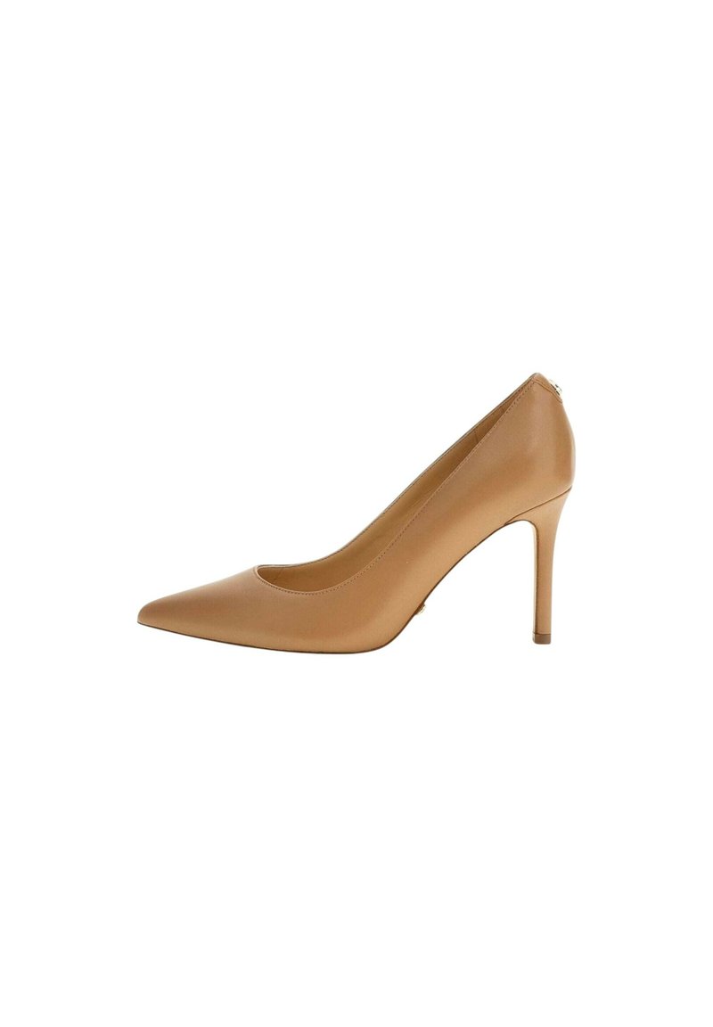 Décolleté in vernice beige con punta affilata e silhouette slanciata, caratterizzata da un sottile tacco a stiletto e una superficie liscia.