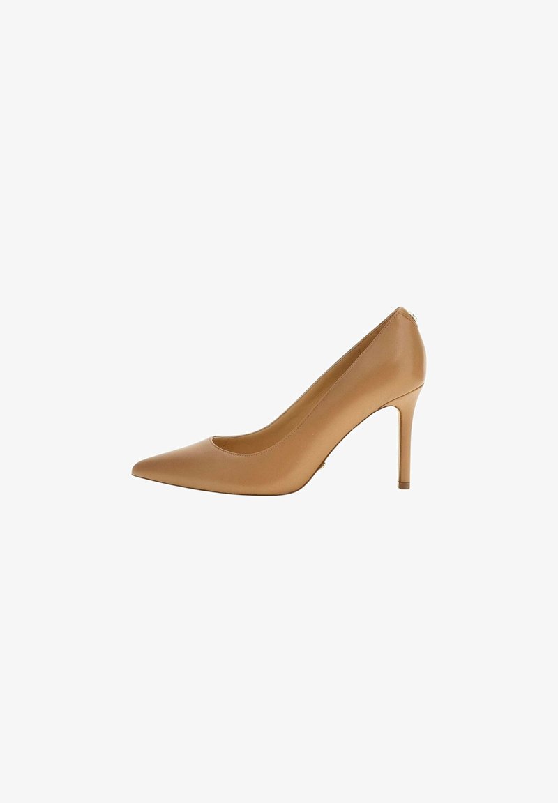 Décolleté in vernice beige con punta affilata e silhouette slanciata, caratterizzata da un sottile tacco a stiletto e una superficie liscia.
