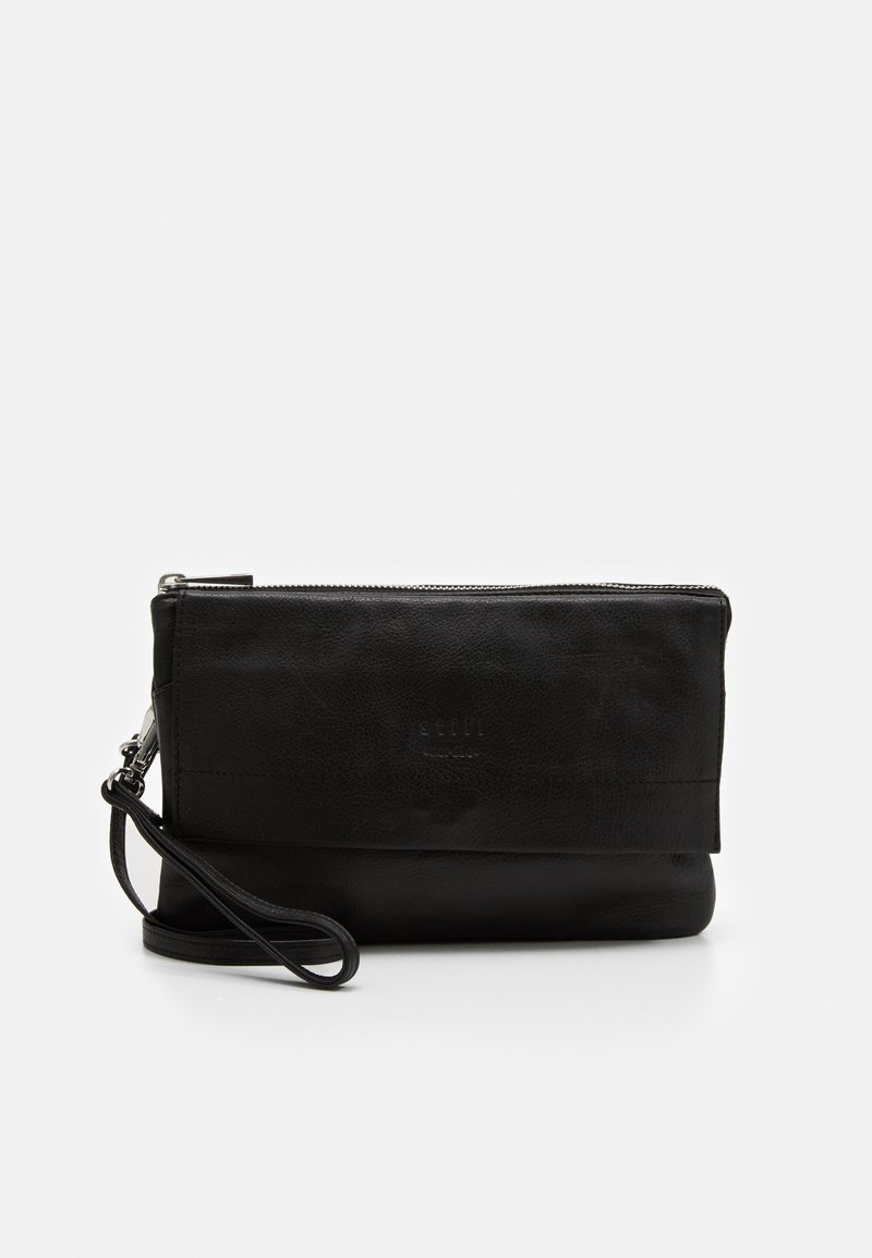 Fekete bőr clutch táska cipzáras zárással, texturált felülettel, leszedhető csuklópánttal és diszkrét, dombornyomott logóval az elején.