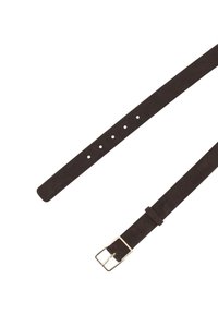 Brauner Wildledergürtel mit glatter Oberfläche, ausgestattet mit einer silbernen Metallschnalle und mehreren Einstelllöchern entlang seiner Länge.