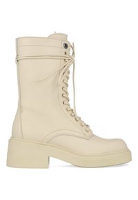 Beige veterschoenen tot de enkel, gemaakt van soepel leer, met een ronde neus en een stevige, vierkante hak met minimale stiksels.