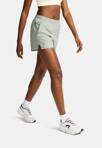 On ESSENTIAL - Sporta šorti - off white
