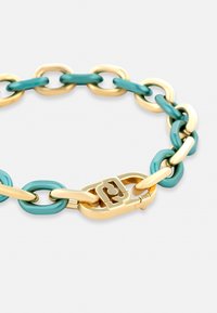 Kuldne ja teal värvi linkehaar bracelet, mis sisaldab vahelduvaid ovaalse ja ümmarguse kujuga linke, turvalise lukuga ja siledast, läikivast viimistlusest.
