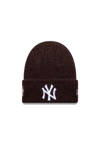Ruda megzta kepurė su raukšlėtu paviršiumi, priekyje su balta siuvinėta Niujorko Yankees logotipu ir mažu šoniniu emblemu.