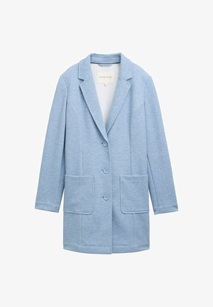 Světle modrý blejzr vyrobený z texturované látky, s klopovým límcem, třemi knoflíky a dvěma předními kapsami.