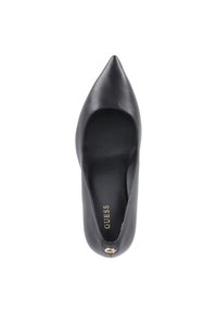 Pump in pelle nera con punta affusolata e retro aperto, caratterizzata da un'applicazione oro vicino al tacco e una superficie liscia.
