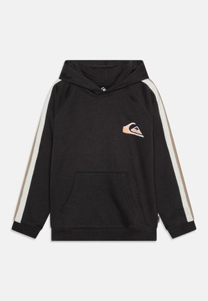 Sudadera negra con un bolsillo frontal, rayas laterales en blanco y beige, y un pequeño logo en el pecho. Hecha de un tejido suave con un corte relajado.
