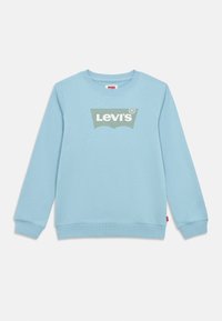 Ανοιχτό μπλε φούτερ με μακριά μανίκια και ριμπ λαιμόκοψη. Διαθέτει μεγάλο πράσινο λογότυπο Levi's στο μπροστινό μέρος. Μαλακή υφή.