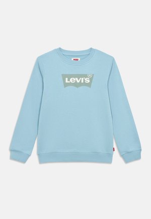 Sudadera azul claro con mangas largas y cuello redondo acanalado. Presenta un gran gráfico del logotipo verde de Levi's en el frente. Textura suave.