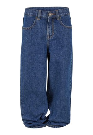 Locker sitzende blaue Jeans aus Denim mit vorderer Knopfleiste, Reißverschluss, Gürtelschlaufen und fünf Taschen, vor weißem Hintergrund dargestellt.