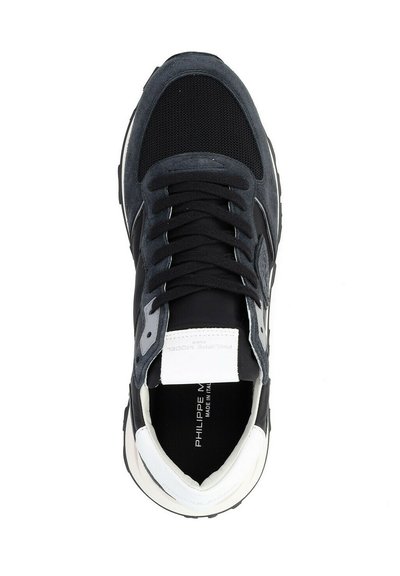Sneaker da uomo con una tomaia in suede e mesh nero, dettagli bianchi, punta arrotondata e spessa suola in gomma bianca. Caratterizzato da lacci neri e etichetta con logo.