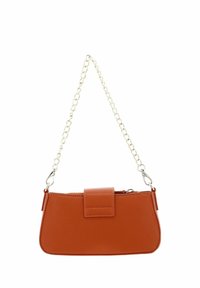 Petit sac à main en cuir marron texturé avec une bandoulière en chaîne dorée et un rabat avant, sur fond blanc.