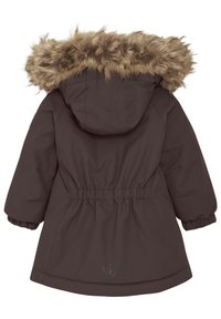 Brun vadderad jacka med fuskpäls vid huvan, elastisk midja och elastiska ärmslut. Har en logotyp vid nederkanten.