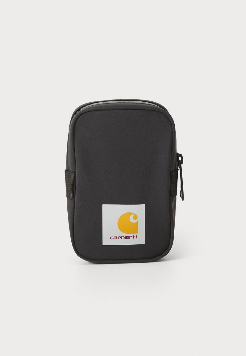 Schwarze Nylon-Reißverschlusstasche mit rechteckiger Form, versehen mit einem großen gelben Logo und roten Text auf einem weißen Hintergrund. Verstärkter seitlicher Griff.