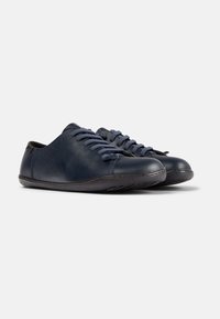 Marine leren schoenen met ronde neuzen en vetersluiting. Gladde textuur, minimale stiksels en flexibele rubberen zool voor comfort.