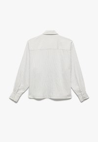 Camisa blanca de manga larga con rayas verticales grises, puños abotonados y un cuello clásico. El material parece ligero y ligeramente texturizado.