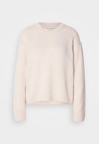 Pull en maille beige clair doux, à manches longues, avec bords-côtes aux poignets et à l'ourlet, et col rond, présenté sur un fond blanc uni.