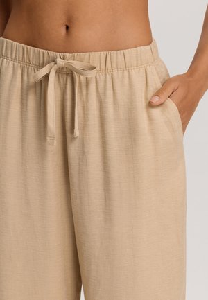 Pantaloni in tessuto leggero beige con vita elastica, cordoncino e tasche laterali. Texture morbida, vestibilità ampia e linea dritta.
