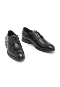 Czarne skórzane buty eleganckie z gładkim wykończeniem, spiczastym noskiem i sznurowanym zapięciem. Lekko podwyższony obcas i minimalistyczne akcenty.