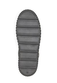 Czarna gumowa podeszwa buta z teksturowaną powierzchnią, wyposażona w poziome rowki i wypukłe wzory w kształcie diamentów dla przyczepności i chwytu. Oznaczony rozmiar 37.