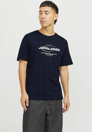 Marineblauw katoenen T-shirt met korte mouwen, voorzien van een witte bedrukte tekstbranding op de borst. Casual pasvorm met een ronde halslijn.