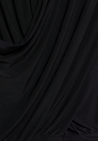 Čierna tkanina s jemným závesom, vyrobená z hladkého, ľahkého materiálu, s jemnými záhybmi a jemným leskom. Povrch s textúrou a malými variáciami.