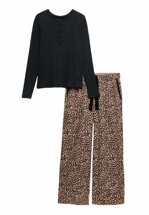 Haut noir à manches longues en jersey côtelé avec un col rond et une patte de boutonnage, associé à un pantalon beige à motif léopard.