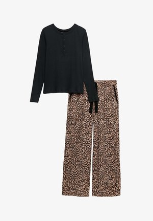 Zwarte ribgebreide top met lange mouwen en ronde halslijn, gecombineerd met beige broek met een luipaardprint.