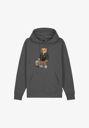 Felpa grigia scura con una stampa di un orso che indossa una giacca nera, pantaloni marroni, sneakers e tiene una valigia e un orologio.