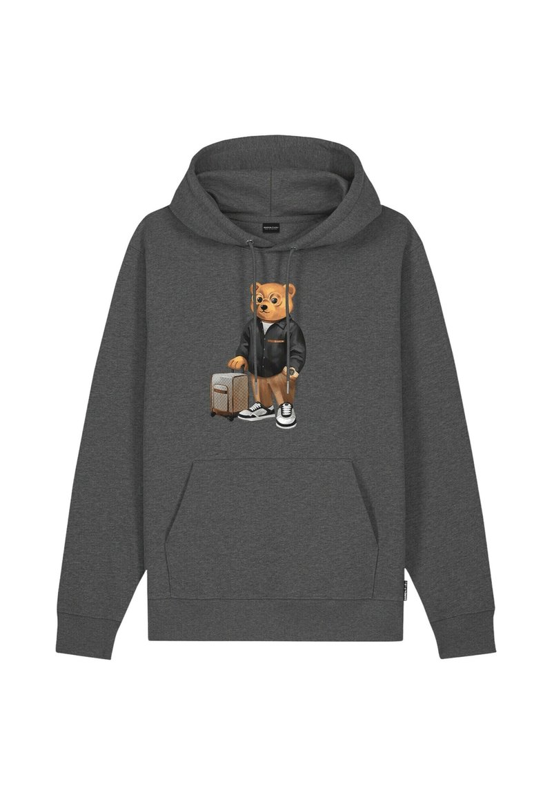Felpa grigia scura con una stampa di un orso che indossa una giacca nera, pantaloni marroni, sneakers e tiene una valigia e un orologio.