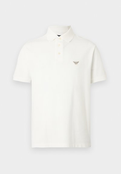 Biele polo tričko z bavlny s klasickým golierom, zapínaním na tri gombíky a jemným vyšívaným logom na hrudi.