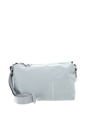 Pochette en tissu gris clair avec une surface texturée, une sangle réglable et un logo embossé "MANDARINA DUCK MD20" sur le devant. Fermeture éclair.