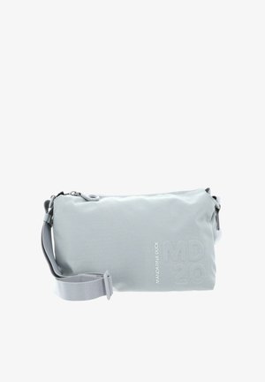 Pochette en tissu gris clair avec une surface texturée, une sangle réglable et un logo embossé "MANDARINA DUCK MD20" sur le devant. Fermeture éclair.