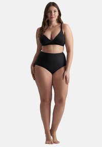 Set di bikini neri con top avvolgente e spalline sottili, e slip a vita alta. Tessuto liscio, design minimalista.