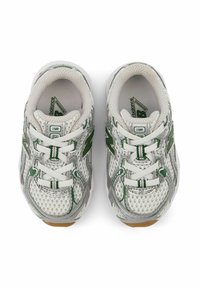 Scarpe da corsa in mesh bianco con accenti verdi, con lacci rotondi, suola ammortizzata e logo sui lati.