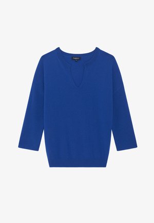 Blauwe gebreide trui met een V-hals, driekwartmouwen en ribgebreide zoom. Heeft een gladde textuur en een ontspannen pasvorm. Merklabel zichtbaar bij de halslijn.