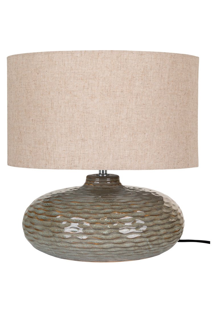 Keramiklampe mit einer strukturierten, runden Basis in sanften Grüntönen und Goldakzenten. Sie verfügt über einen beige Stoffschirm, eine zylindrische Form und metallische Beschläge.