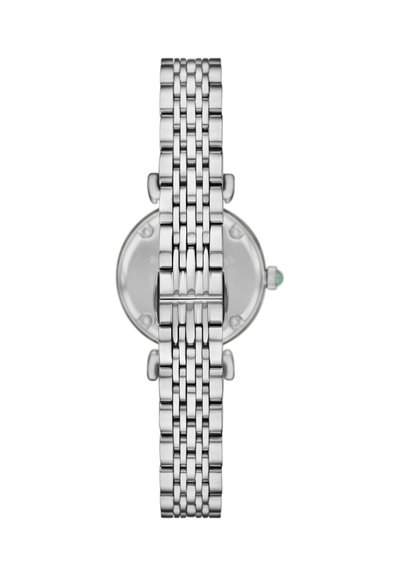 Bracciale in metallo argentato con maglie rettangolari intrecciate lucide e fibbia dell'orologio visibile vista dal retro.