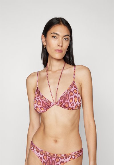 Leopárdmintás bikini szett rózsaszín és narancssárga árnyalatokban. Puha anyag, háromszög alakú melltartó kosarak, állítható pántok és díszítő részletek.