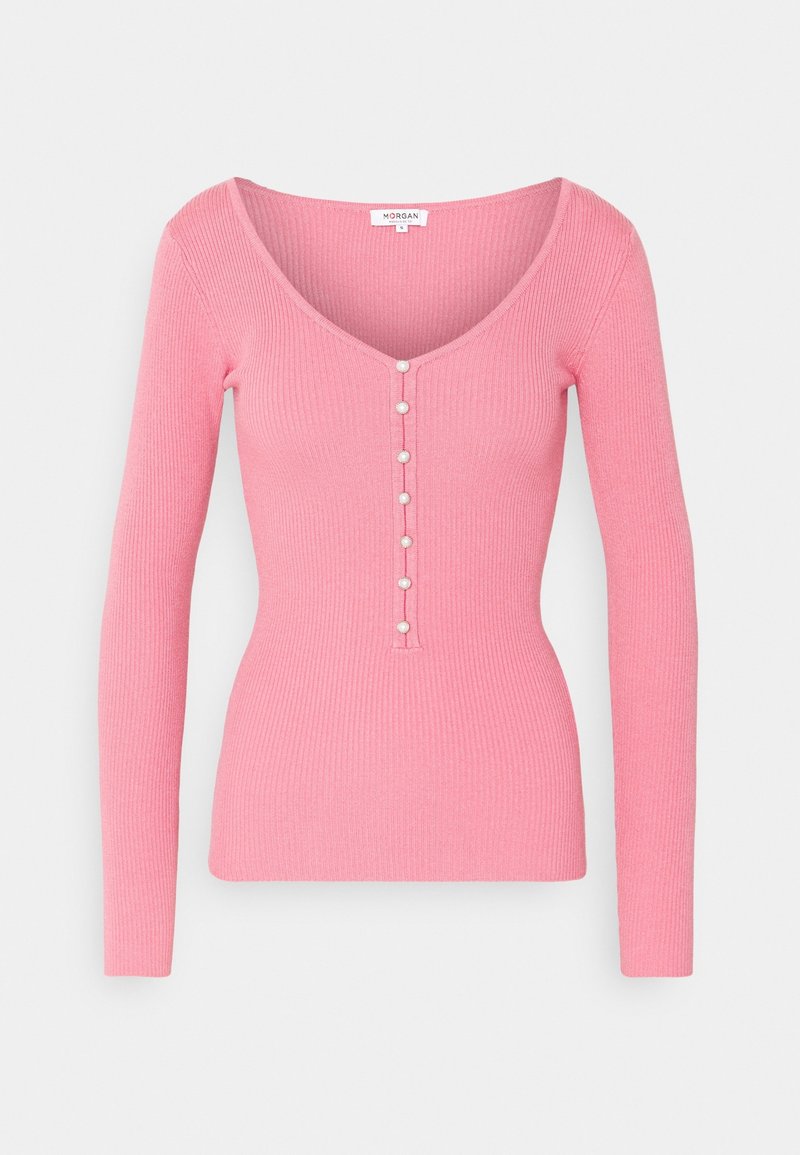 Pull rose côtelé à manches longues avec un col en V profond et une rangée de sept petits boutons nacrés au centre devant.