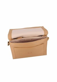 Borsa in pelle beige con esterno testurizzato, fodera interna morbida e scomparto con zip. Presenta una tasca esterna e hardware minimale.