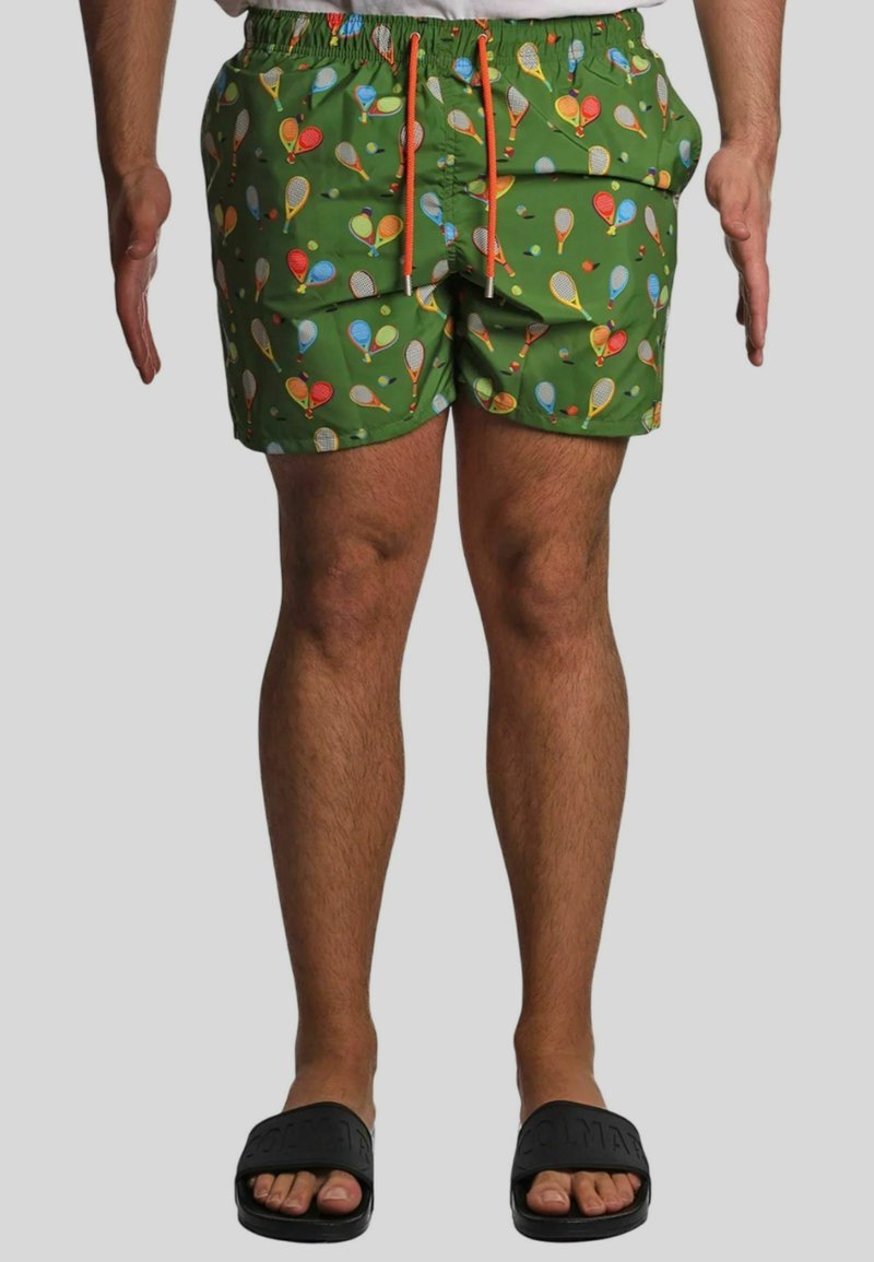 Pantaloncini da nuoto verdi con un motivo colorato di racchette da tennis e palline. Presentano una vita elasticizzata con cordino arancione e una consistenza liscia.