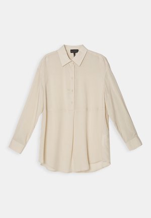 Camicia beige a maniche lunghe realizzata in tessuto leggero, con chiusura a bottoni e colletto dritto. Include pieghe sottili in vita.